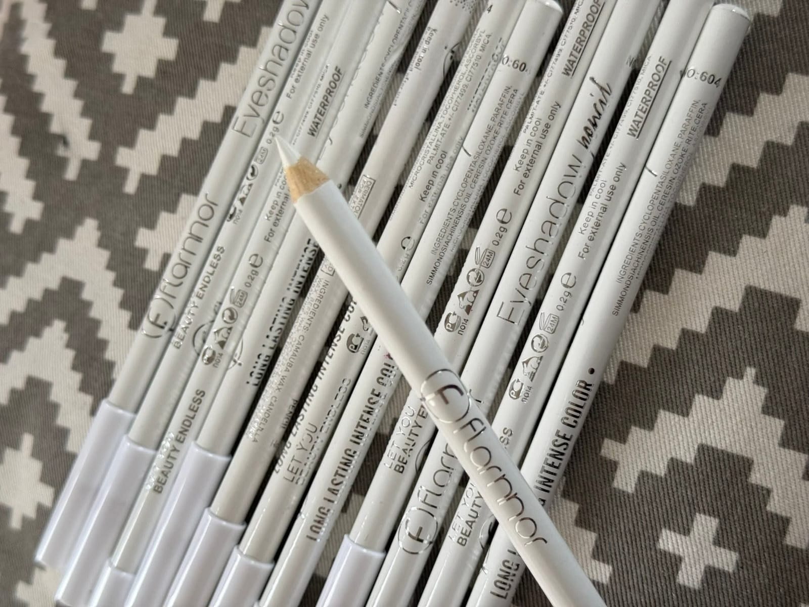 Flormar Waterproof Intense Color Eyeshadow & Eyeliner Pencil - Pure White - Thumbnail 3